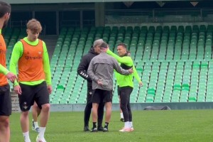 DG视讯官网平台得知上诉成功可出战皇马，安东尼很开心和贝蒂斯教练组拥抱致意