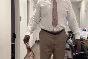 DB电子官网灵活的胖子！奥尼尔社媒晒视频耍宝跳舞：没舞蹈 不青春！