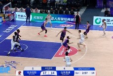 DB真人旗舰😂极度不尊重！于德豪大空位三分 里勒瞅一眼背身放投 三分打铁