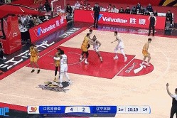 DB电子官网底线球不是难题！张镇麟底线球助奥利弗空接暴扣&奥利弗微微一笑