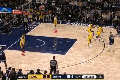 DB视讯百家乐老骥伏枥！康利底线抢到进攻篮板 随后在外线投进踩线打板长两分