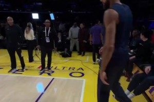 DB真人旗舰你也会这个😲戈贝尔坐在替补席运球 随手一扔将球扔进篮筐