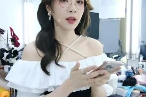 DB视讯官方登录入口管哥又幸福了！余霜拍管哥最爱的王家卫港风：豹纹、大波浪、烈焰红唇