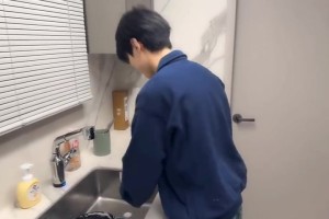 DB真人旗舰Smeb突然直播：Deft出现在镜头前开始洗碗