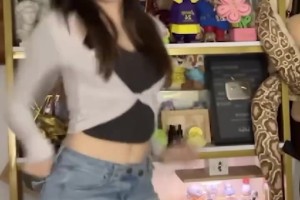 DB电子官网骆歆直播间热舞遭弹幕嫌弃：都是自己人 别跳了！！