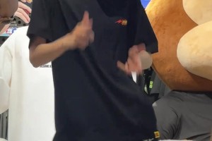 DB真人旗舰如何评价🐒的舞姿？Doinb翻跳抖音舞曲《九万字》：身姿妖娆