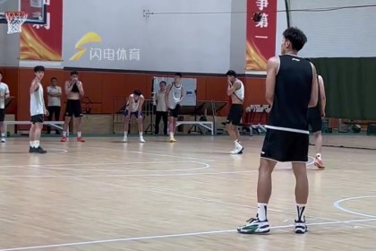 DB视讯百家乐反差感十足！邱彪训练期间压迫感拉满 训练结束幽默打趣