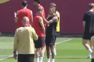 DB视讯官网神秘仪式🤣拉菲尼亚对费尔明扭扭耳朵、按摩太阳穴、拍拍脖子