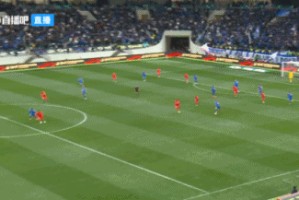 DB真人旗舰误判！申花长传反击米内罗未过半场，边裁却举旗示意越位