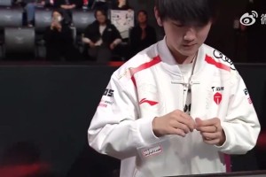 DB视讯百家乐赢了仔细帅气向着镜头比双赞！JLK坚毅眼神告别观众