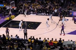 DB官网在线登录入口风卷残云！詹姆斯中路突击转身过掉防守轻松上篮打中