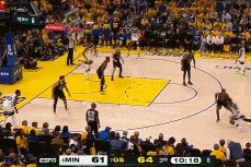 DB真人旗舰森林狼抢到进攻篮板 爱德华兹底角横移三分命中&追平啦