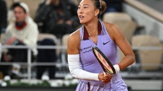 法网最新战报，郑钦文2-0阿郎戈，中国金花赢得破发大战