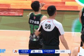 DB视讯官方登录入口🧐贾昊挥肘打到鄢手骐致后者鼻子出血 裁判回看后没有升级