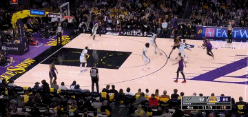 DB官网在线登录入口风卷残云!詹姆斯中路突击转身过掉防守轻松上篮打中