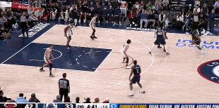 DB视讯百家乐扣爽了！祖巴茨上半场7中6得到13分9板2帽 扣篮4中4