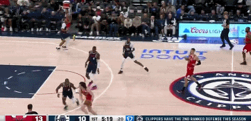 DB视讯官网一飞冲天！拉文溜底线空切接球起飞双手暴扣