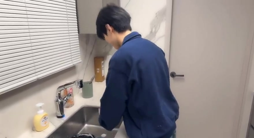 DB真人旗舰Smeb突然直播：Deft出现在镜头前开始洗碗