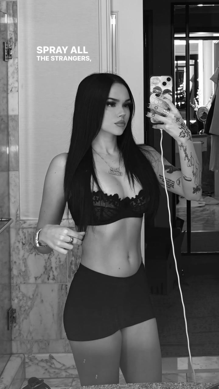 DG视讯官网平台谁家的小野猫🐈‍⬛克拉克森女友INS更新 昨天看湖人今天晒写真