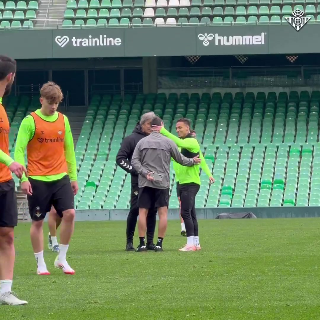 DG视讯官网平台得知上诉成功可出战皇马，安东尼很开心和贝蒂斯教练组拥抱致意