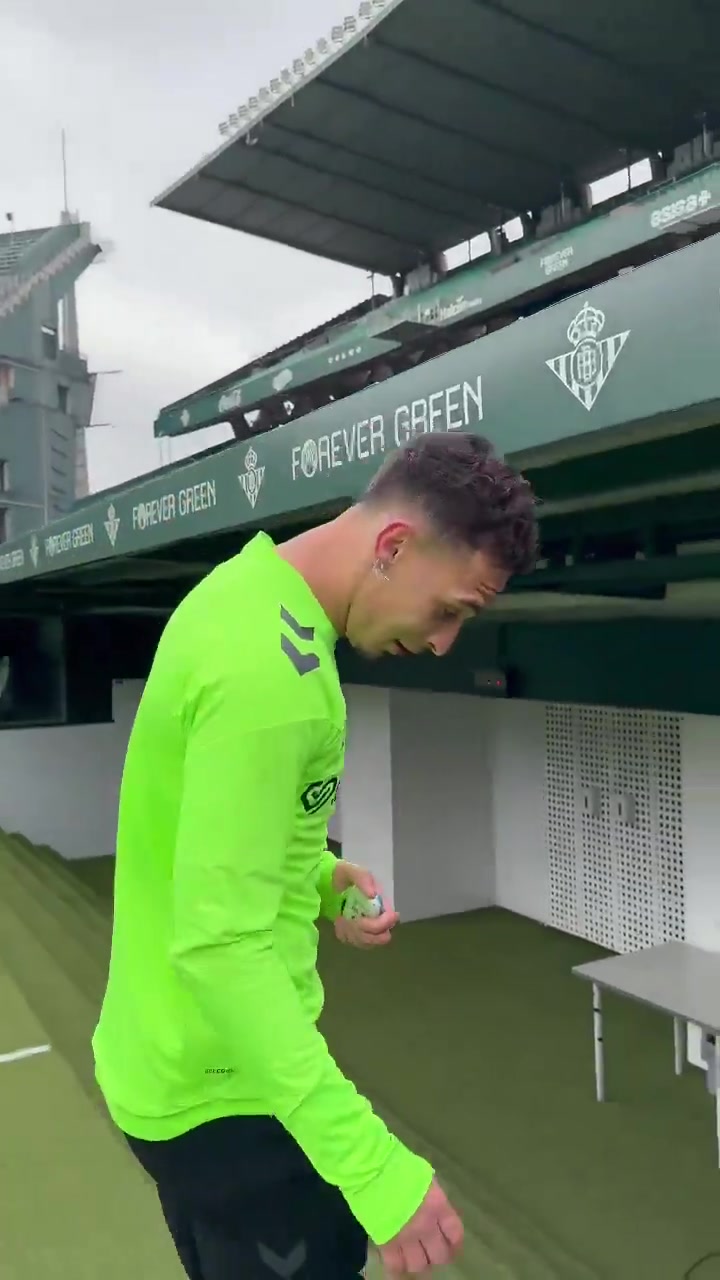 DG视讯官网平台得知上诉成功可出战皇马，安东尼很开心和贝蒂斯教练组拥抱致意