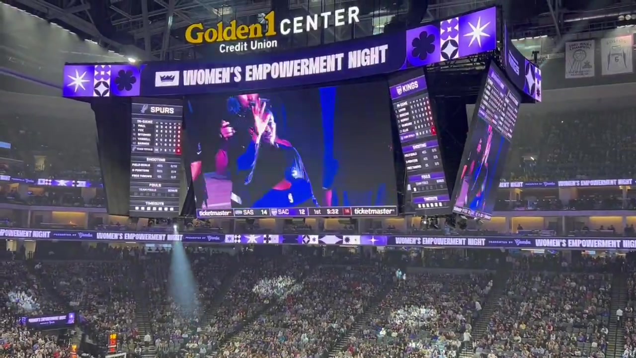 DB电子官网难说再见😢国王主场大屏晒出视频 致敬球队昔日核心福克斯