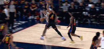 DG视讯官网平台寸土必争！约基奇持球突破出界被判后场球 掘金挑战成功拿回球权