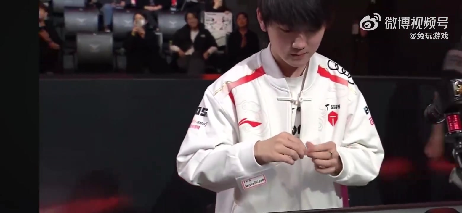 DB视讯百家乐赢了仔细帅气向着镜头比双赞！JLK坚毅眼神告别观众