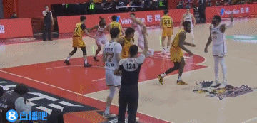 DB电子官网底线球不是难题！张镇麟底线球助奥利弗空接暴扣&奥利弗微微一笑