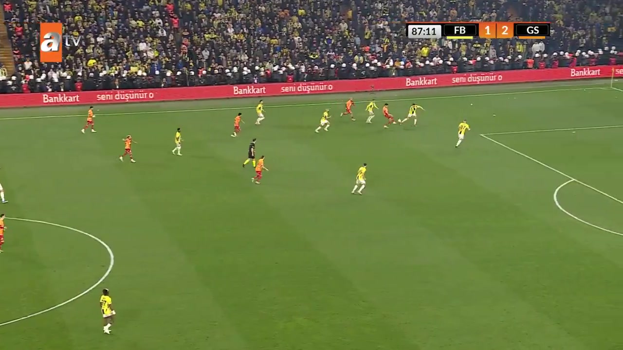 DB真人旗舰德比的火药味！加拉塔萨雷vs费内巴切尾声大规模冲突，3人直红