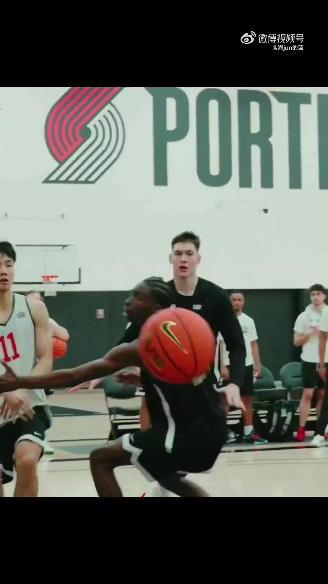 DB视讯官网三分+助攻队友暴扣！媒体人晒张博源耐克巅峰赛世界队训练集锦
