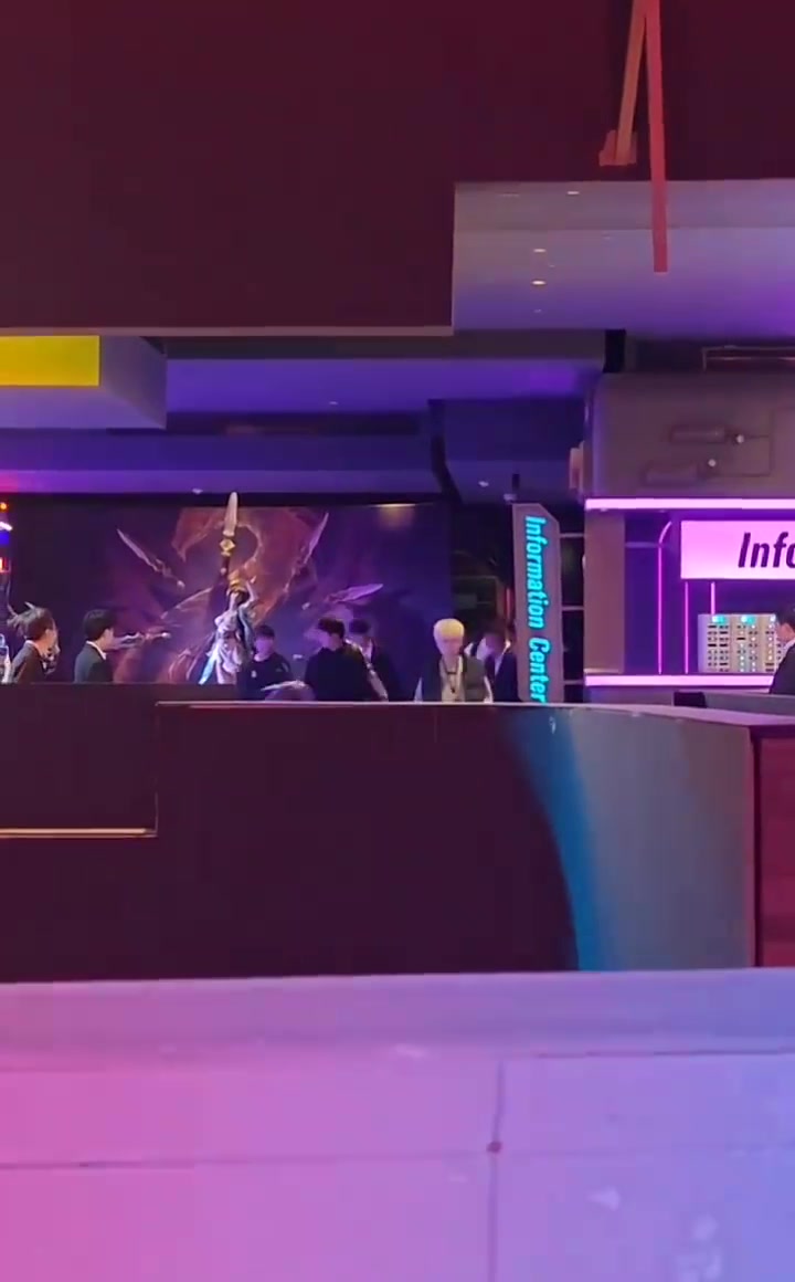 DB视讯百家乐压力有点大！不敌JDG，BLG复盘到凌晨2点才走出场馆，众人表情凝重