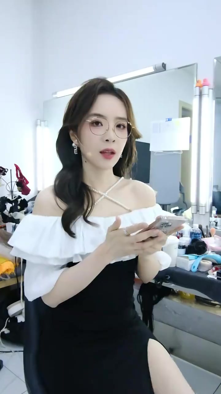 DB视讯官方登录入口管哥又幸福了！余霜拍管哥最爱的王家卫港风：豹纹、大波浪、烈焰红唇