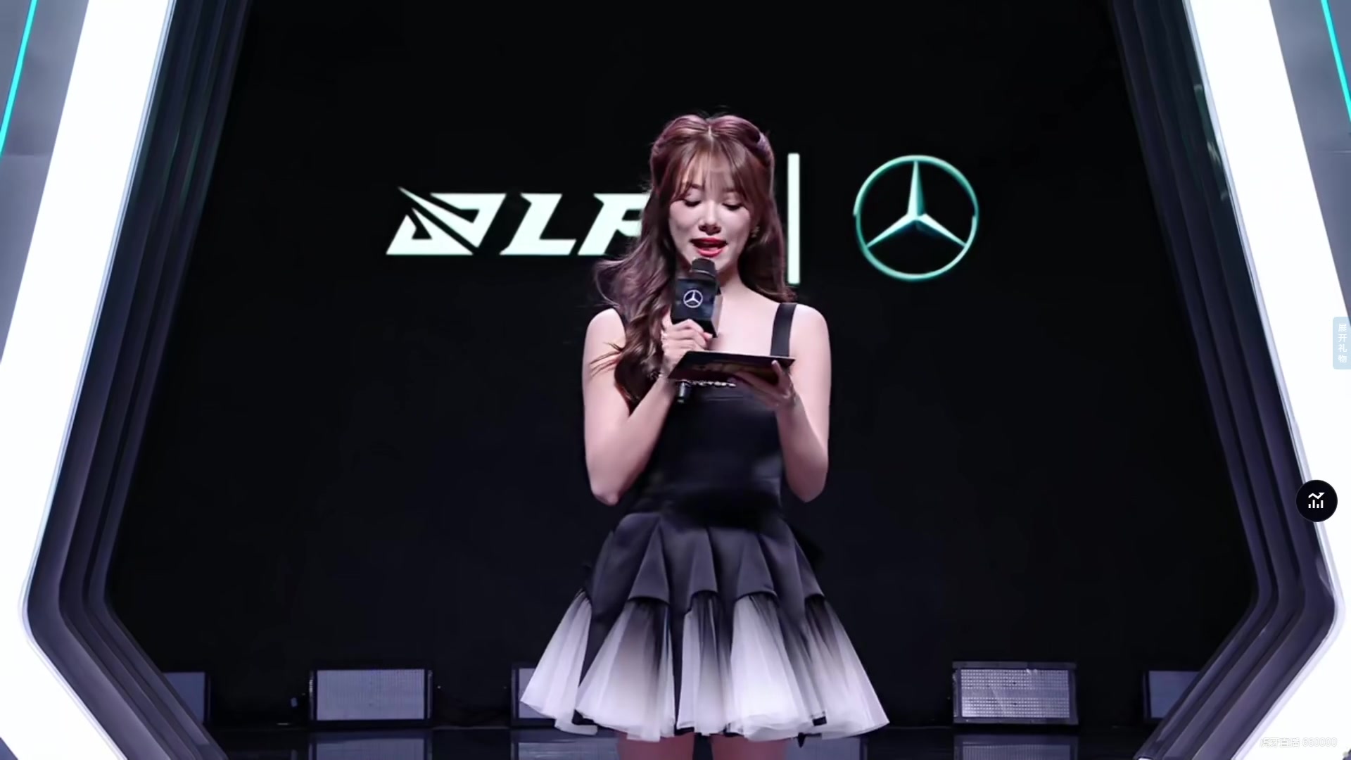 DB官网在线登录入口甜美甜美😍iG交手NIP 小钰黑色连衣裙出场