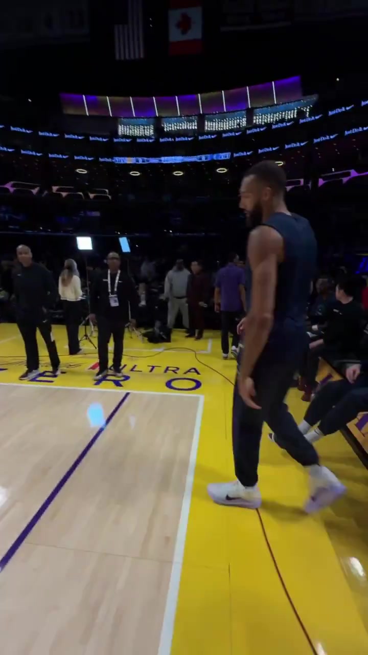 DB真人旗舰你也会这个😲戈贝尔坐在替补席运球 随手一扔将球扔进篮筐