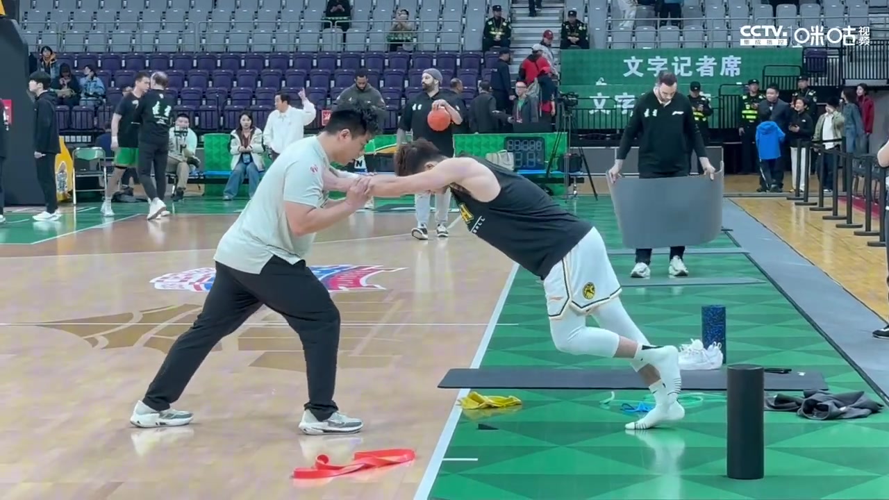 DB官网在线登录入口新绝招？吴骁赛前热身在篮下练习单手投篮