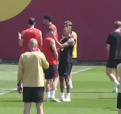 DB视讯官网神秘仪式🤣拉菲尼亚对费尔明扭扭耳朵、按摩太阳穴、拍拍脖子