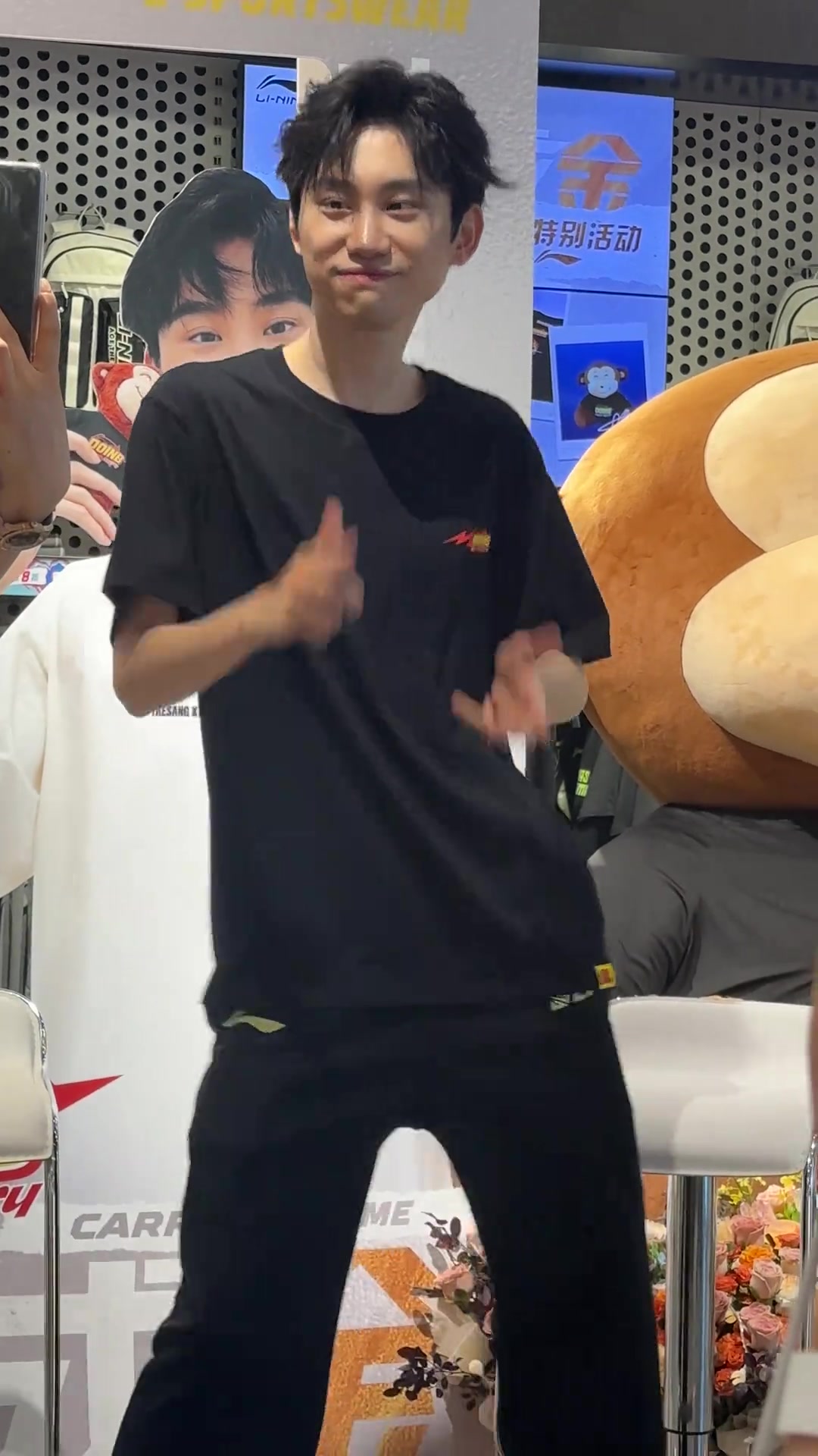 DB真人旗舰如何评价🐒的舞姿？Doinb翻跳抖音舞曲《九万字》：身姿妖娆